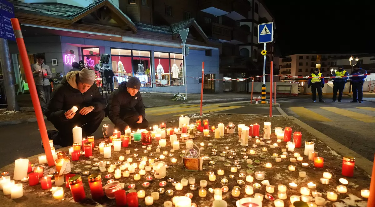 Oscar n-a fost primit în barul care a luat foc în Crans-Montana din cauza aglomerației: „Portarul mi-a salvat viața”. Știe o „intrare secretă”, „dar uitasem codul de acces”