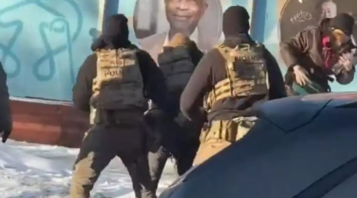 Mai mulți bărbați și polițiști americani care se bat în fața unui magazin