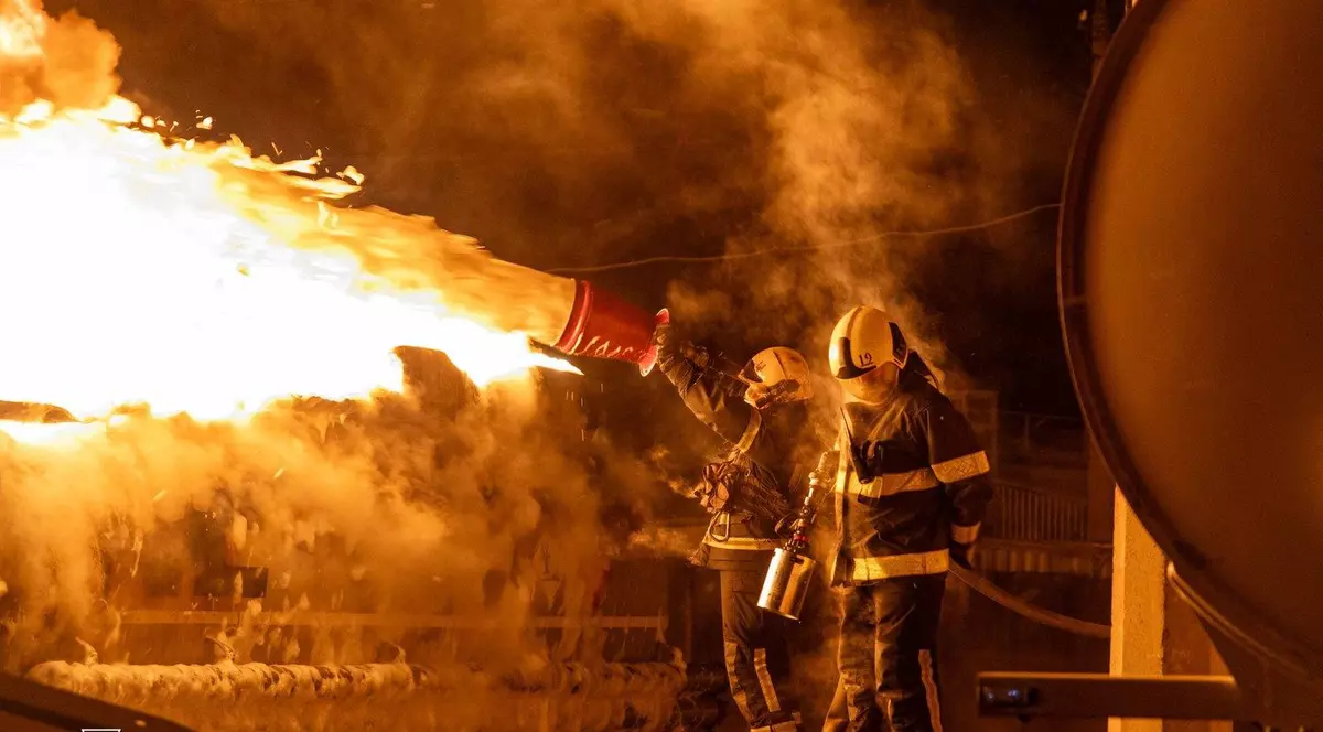 Pompierii sting un incendiu la locul unui atac aerian efectuat de ruși la Kiev Foto: Profimedia
