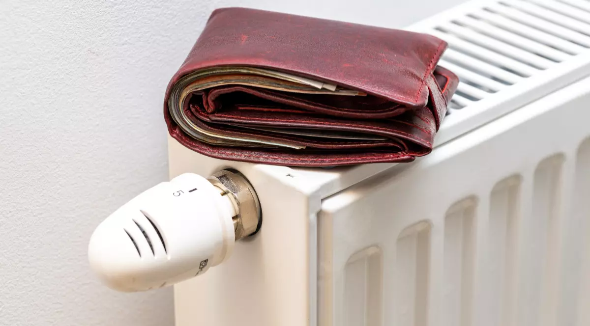 Un portofel vișiniu pe un calorifer.