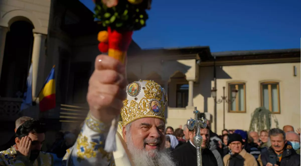 Preafericitul Parinte Daniel, Arhiepiscopul Bucurestilor, Mitropolitul Munteniei si Dobrogei, sfinteste credinciosii la finalul slujbei Aghesmei Mari, prilejuita de sarbatoarea Botezului Domnului (Boboteaza)