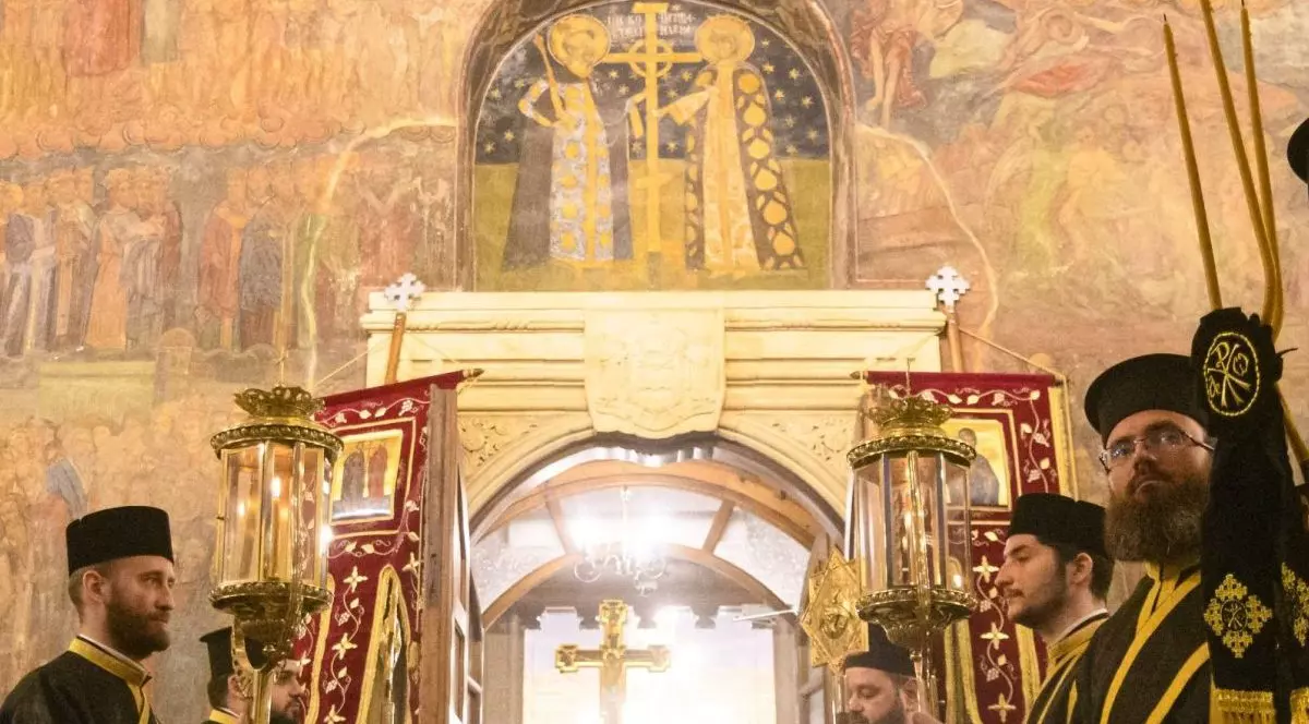 Preoti inconjoara biserica in procesiune cu Sfantul Epitaf, la finalul slujbei de Denii din Vinerea Mare din Cadrala Patriarhala, in Bucuresti,