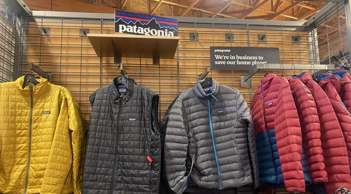 Îmbrăcămintea Patagonia este prezentată în magazinul de articole sportive REI din Brookfield, Wisconsin, luni, 26 septembrie 2022