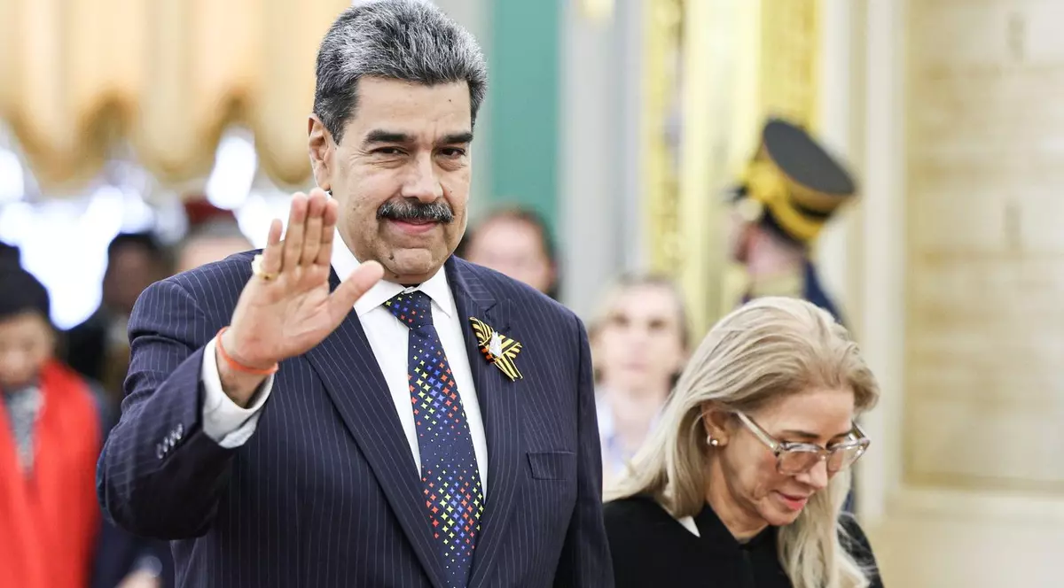 Nicolas Maduro, președintele Venezuelei, și soția sa, Cilia Flores, participă la o recepție pentru șefii delegațiilor străine la Kremlinul din Moscova, după parada militară din Piața Roșie, cu ocazia Zilei Victoriei, care marchează 80 de ani de la victoria în cel de-al Doilea Război Mondial. Maduro, la costum, saluta vesel multimea
