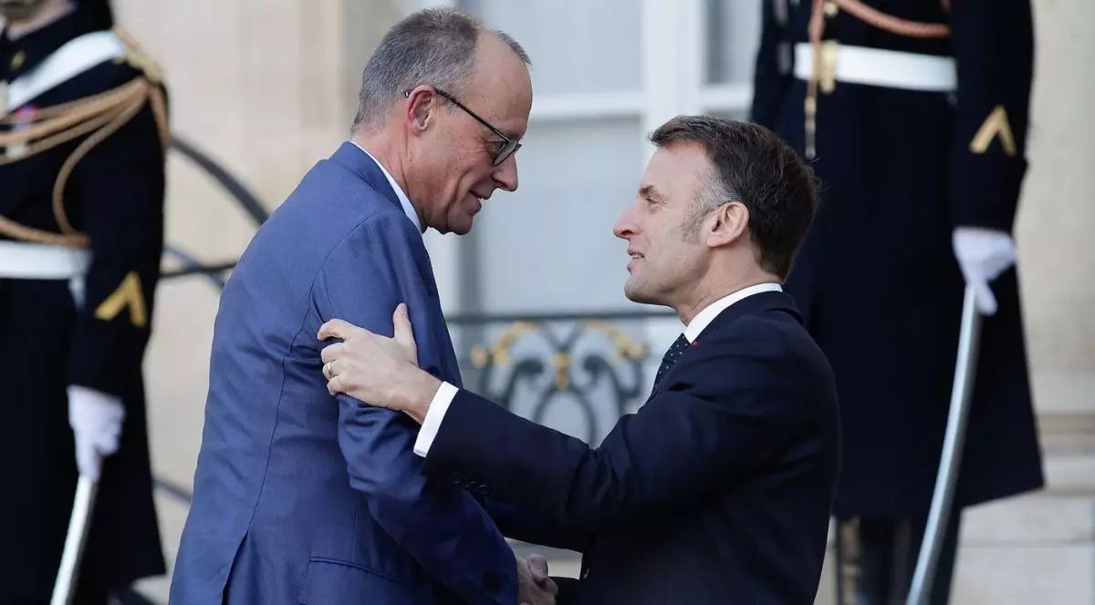Friedrich Merz și Emmanuel Macron se salută cordial înaintea summitului pentru ajutorul Ucrainei de la Paris, 6 ianuarie 2026