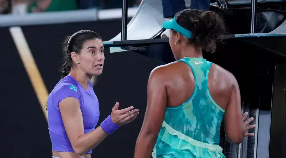 Sorana Cîrstea îi reproșează la fileu adversarei sale, Naomi Osaka, faptul că a vorbit între puncte în meciul direct de la Australian Open, 22 ianuarie 2026