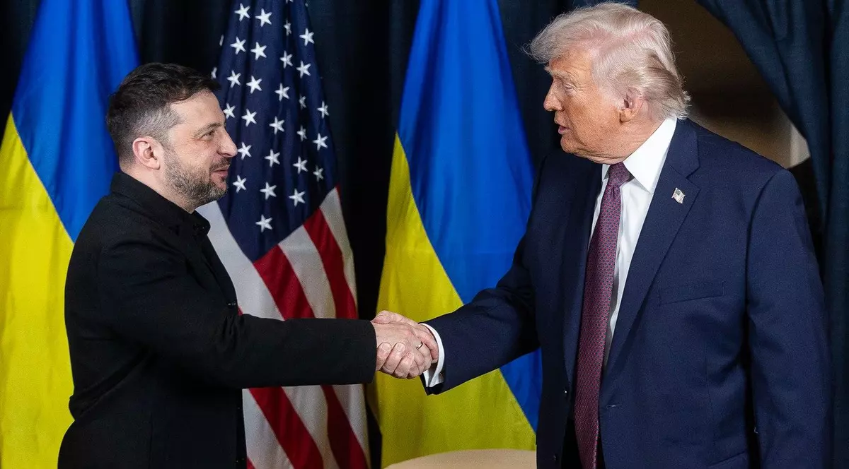 O fotografie obținută din contul X al lui Volodimir Zelenski pe 22 ianuarie 2026 îl arată președintele Ucrainei, Volodimir Zelensky (stânga), și președintele SUA, Donald Trump, strângându-și mâinile în timpul întâlnirii bilaterale pe marginea reuniunii anuale a Forumului Economic Mondial (WEF) de la Davos.Cei doi, imbracati protocolar, la costum si cravata, zâmbesc in timp ce isi strang mainile