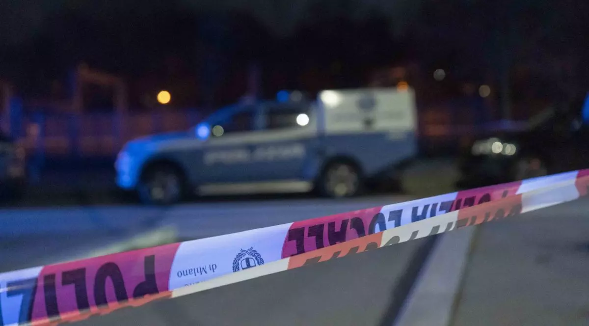 O mașină de poliție staționează pe o stradă din Milano, în urma unui incident armat, 26 ianuarie 2026