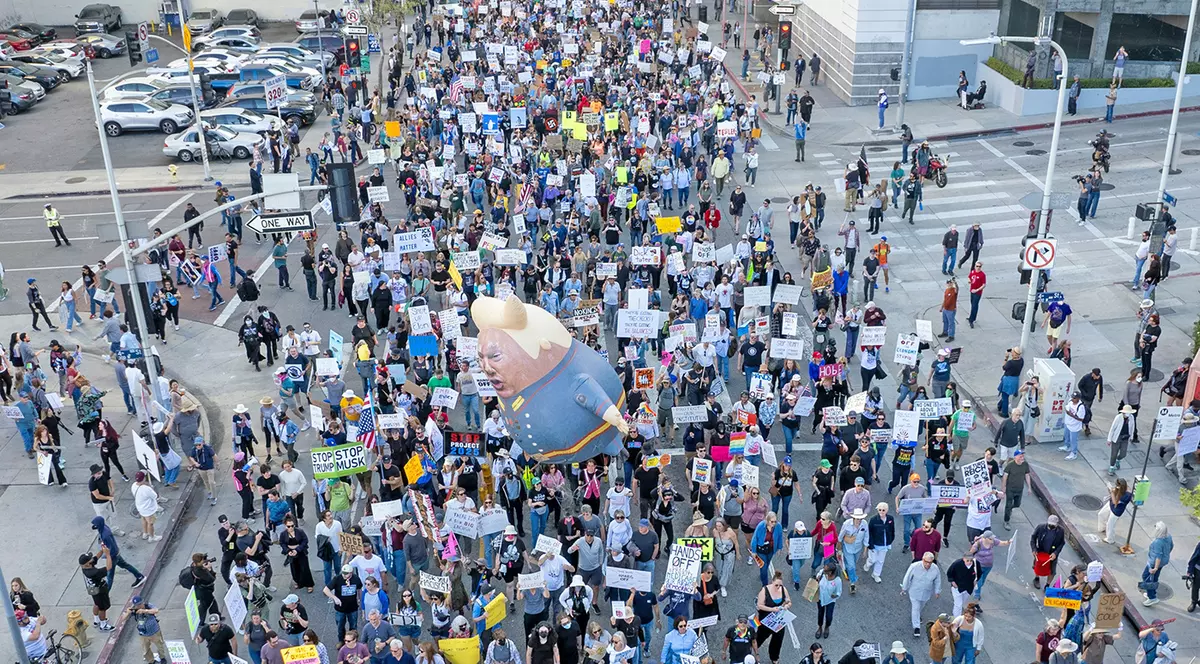 Oamenii participă la un marș și protest împotriva „atacurilor președintelui Trump asupra familiilor, locurilor de muncă, asistenței medicale și securității sociale”, la 5 aprilie 2025, în Los Angeles