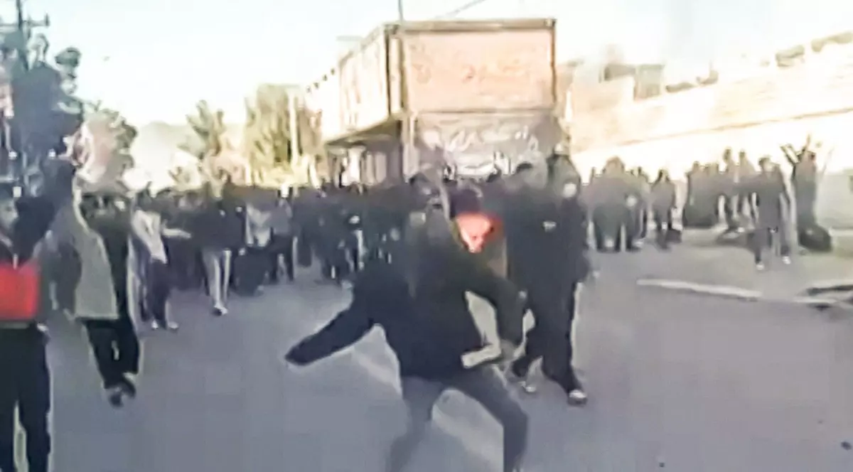 Baia de sânge din Iran și pedala de efect a președintelui Trump