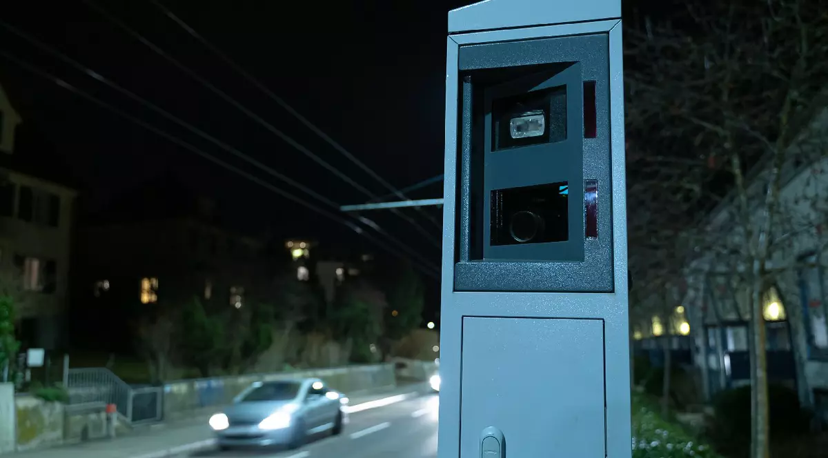 ZURICH, ELVEȚIA - 14 IANUARIE 2020: Radar pentru măsurarea vitezei pe șoseaua din Zurich.