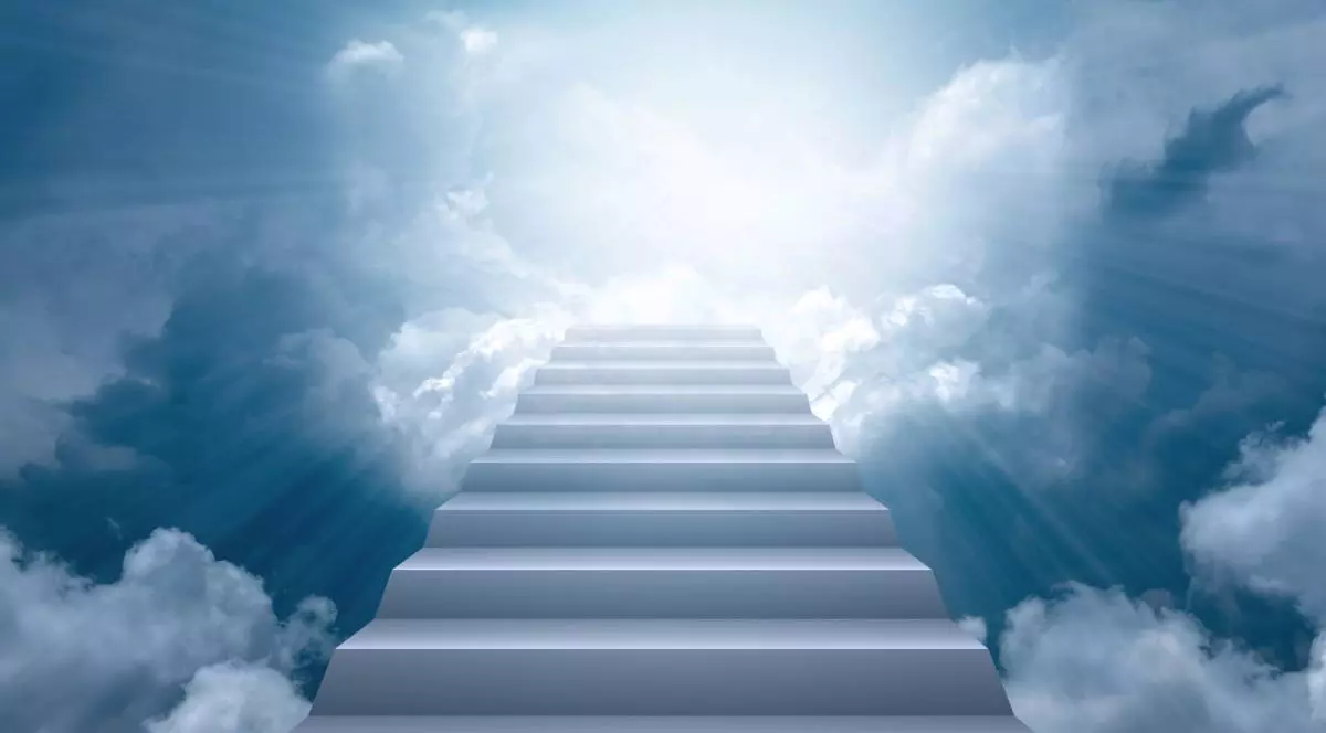 Scări către Rai. Lumină și scări care se ridică printre nori întunecați. Concept de reușită, spiritualitate, înălțare și valori religioase.