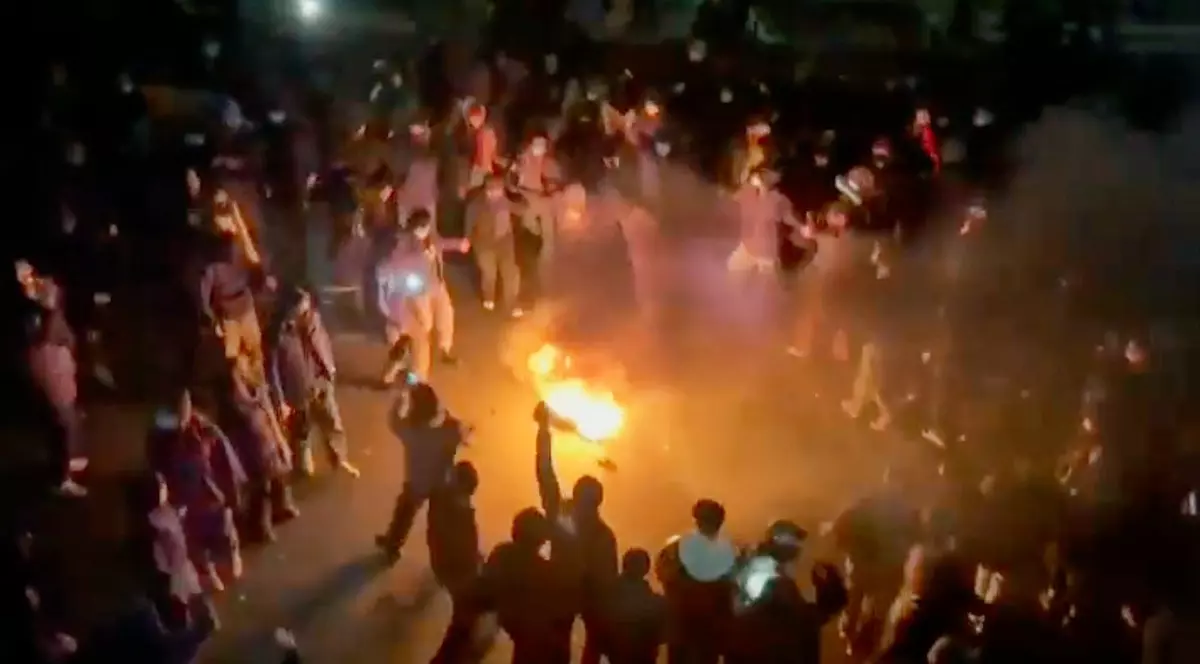 Revoltă socială cu revendicări politice în Iran. Protestatari pe străzile Teheranului Foto: Profimedia