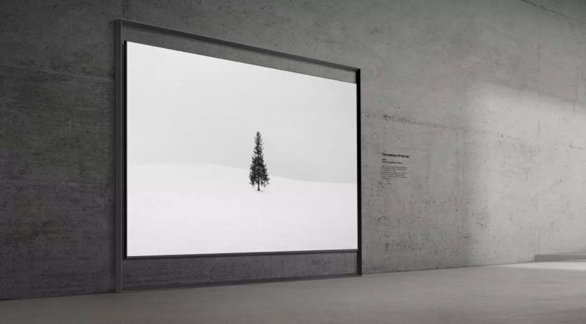 Un televizor Samsung Micro RGB R95H, lângă un perete gri.