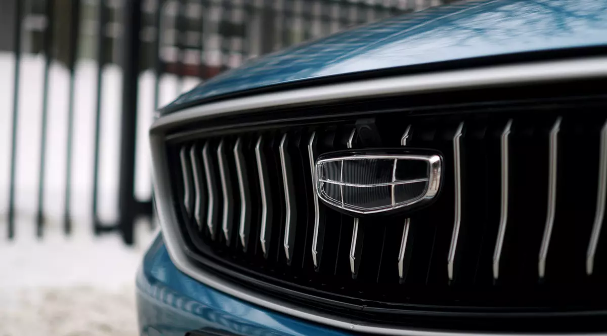 Sigla Geely pe o mașină