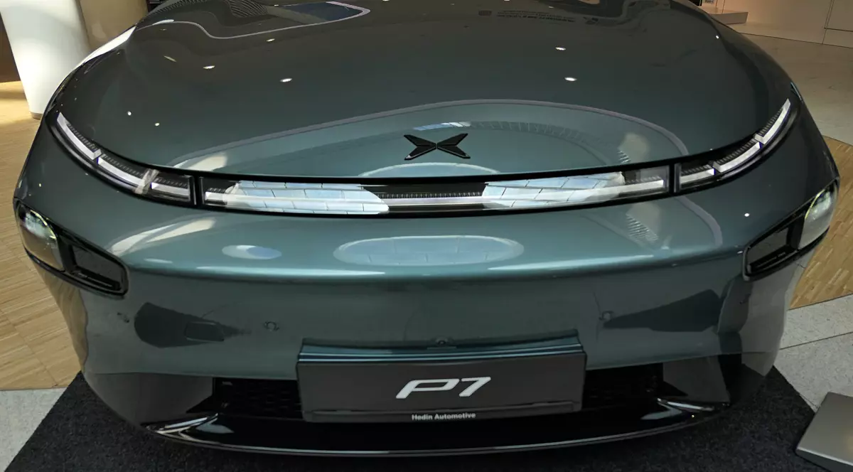 Mașina Xpeng P7 cenușie fotografiată din față