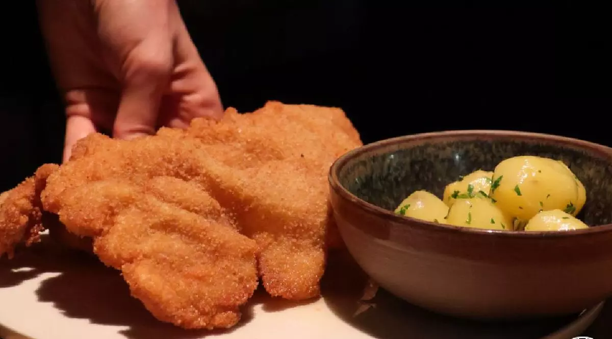 Cel mai scump șnițel din lume. Cât costă „Kaiser Franz” și ce îl face special | VIDEO