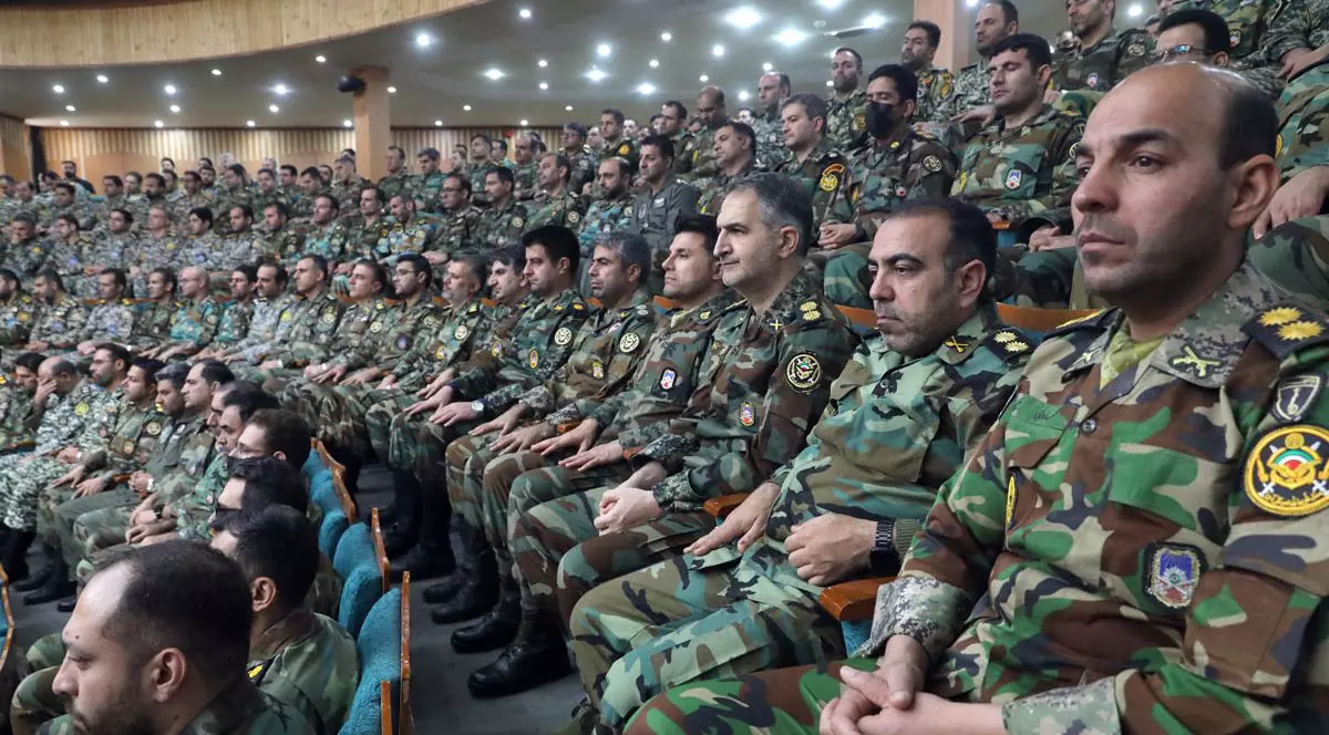 Soldați iranieni, aduși într-o sală să asculte un discurs al comandantului șef Amir Hamati Foto: Profimedia