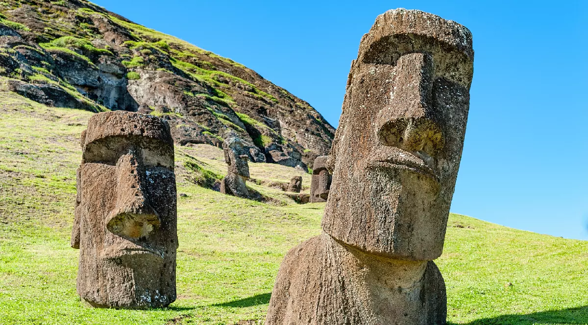 Statui Moai așezate pe versantul dealului Rano Raraku din Insula Paștelui
