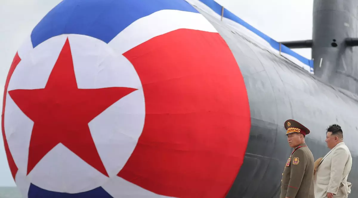 Fotografie realizată pe 06 septembrie 2023 și publicată de agenția de știri oficială a Coreei de Nord (KCNA) pe 08 septembrie 2023, îl înfățișează pe liderul suprem al Coreei de Nord, Kim Jong Un, participând la lansarea unui submarin nuclear tactic de atac nou construit.