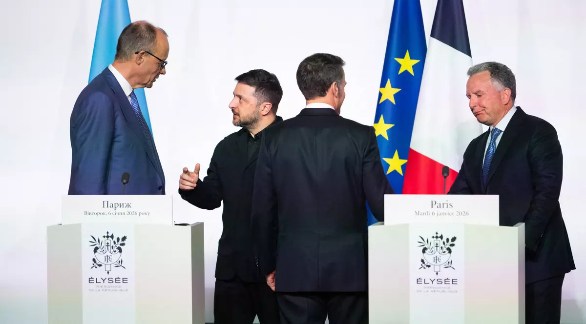 Cancelarul Germaniei, Friedrich Merz, președintele Ucrainei, Volodimir Zelenski, președintele Franței, Emmanuel Macron, prim-ministrul Marii Britanii, Keir Starmer, trimisul special al SUA, Steve Witkoff, și omul de afaceri american Jared Kushner susțin o conferință de presă la semnarea declarației privind desfășurarea forței post-încetare a focului în Ucraina, în cadrul summitului Coaliției Voluntare privind garanțiile de securitate pentru Ucraina, la Palatul Elysee din Paris, pe 6 ianuarie 2026