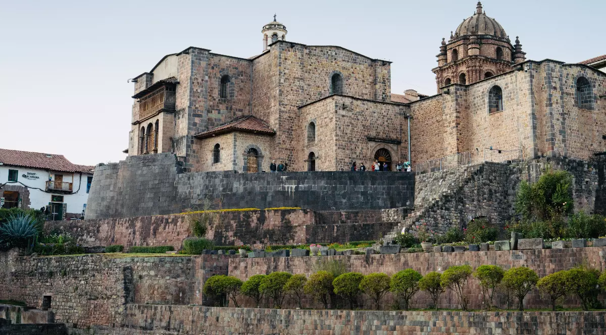 Complexul Qorikancha la amurg, cu baza de piatră a Templului Soarelui din Inca și mănăstirea Santo Domingo construită deasupra acesteia