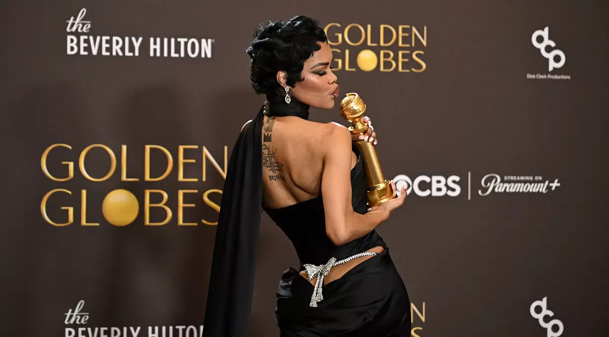 Teyana Taylor, într-o rochie cu posteriorul la vedere la Globurile de Aur 2026. Motivul pentru care a avut ochii în lacrimi pe scenă
