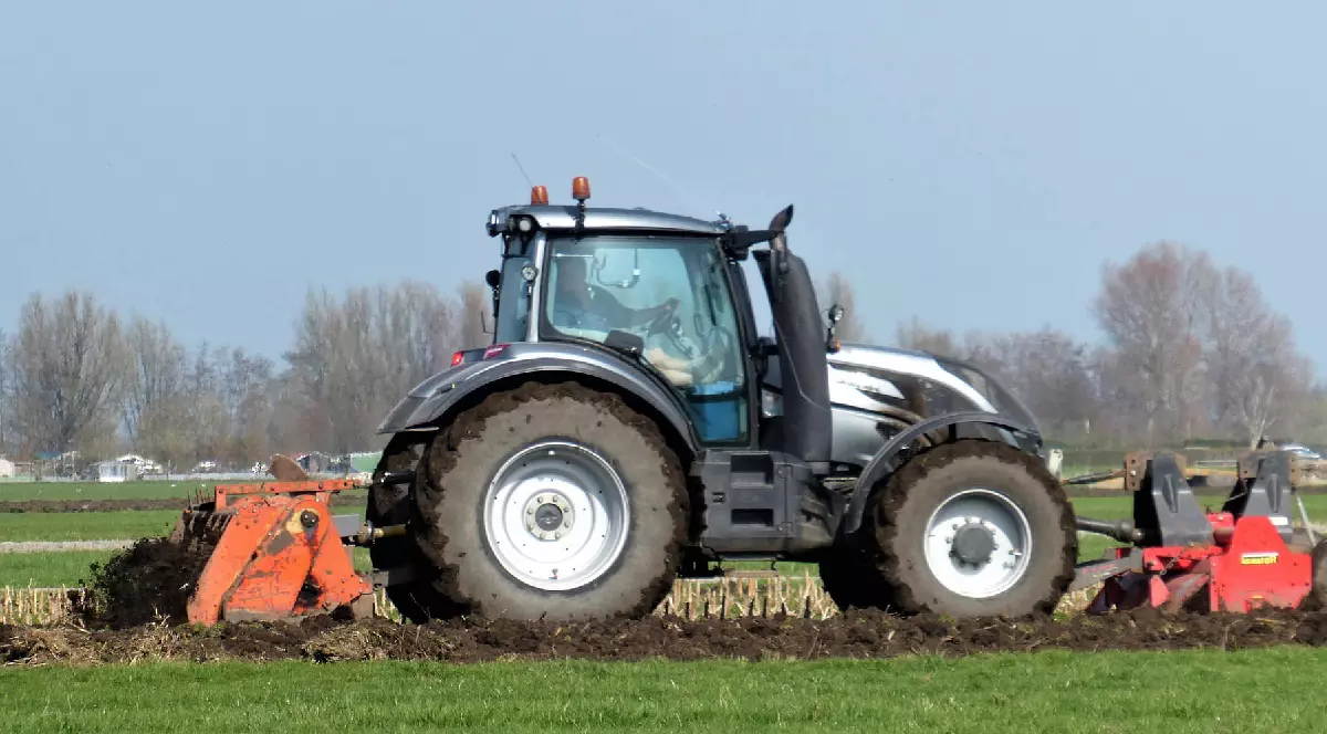 Fermierii pregătesc terenul agricol: pământul este arat de un tractor