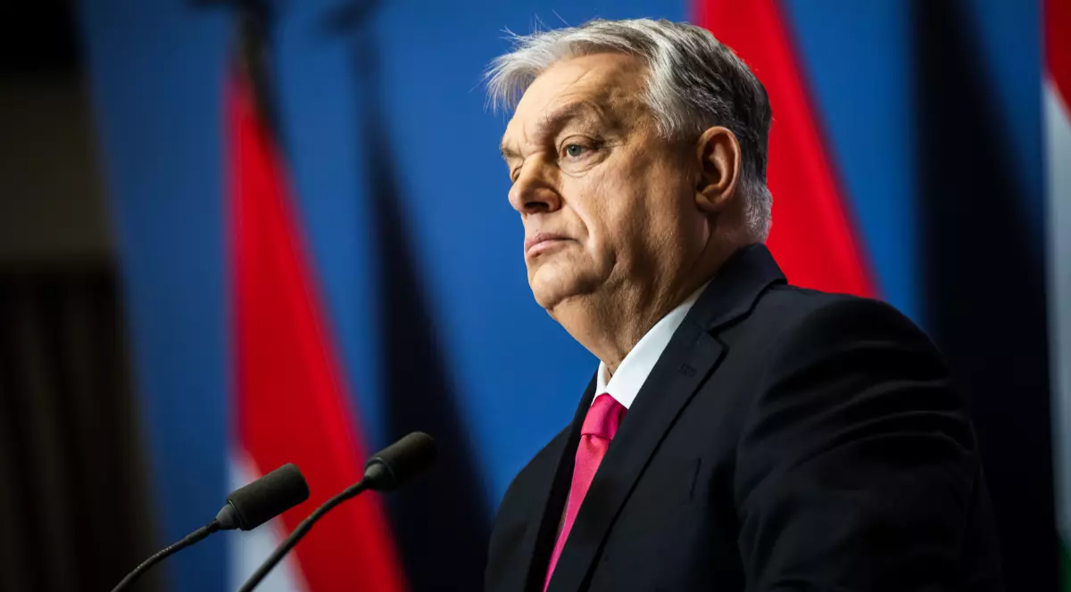 Premierul Ungariei, Viktor Orban, în timpul unei conferințe de presă, este trist și privește serios, fotografie este realizată din profil.