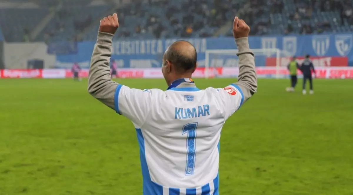 Vipan Kumar, muncitor indian care a salvat o fetiță de 5 ani de la înec pe 17 ianuarie, purtând un tricou personalizat al echipei Universitatea Craiova, stând cu mâinile ridicate în semn de ovație, în mijlocu stadionului „Ion Oblemenco” din Craiova, în timpul pauzei de la meciul Craiova - Botoșani, 24 ianuarie 2026