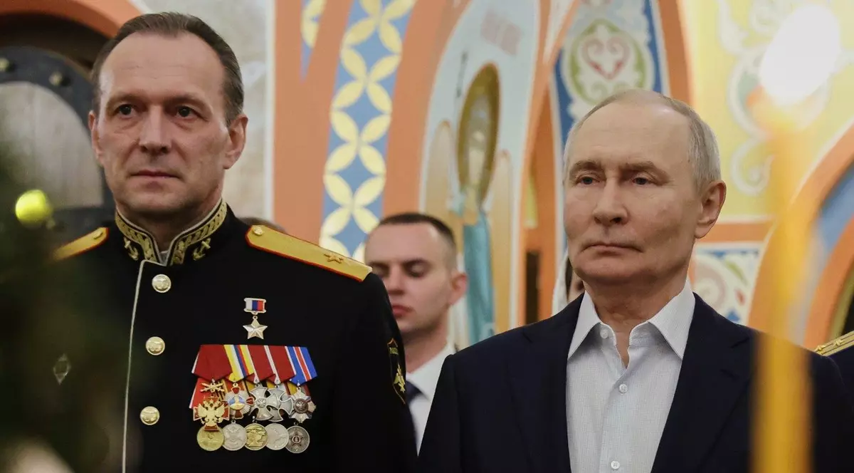 Vladimir Putin (dreapta), fotografiat la slujbă alături de ofițerul GRU Aleksei Galkin Foto: Profimedia