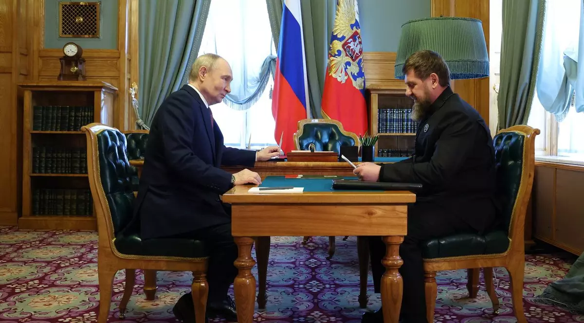 Vladimir Putin (dreapta) și Ramzan Kadîrov, la o întâlnire, pe 7 mai 2025, la Kremlin Foto: Profimedia