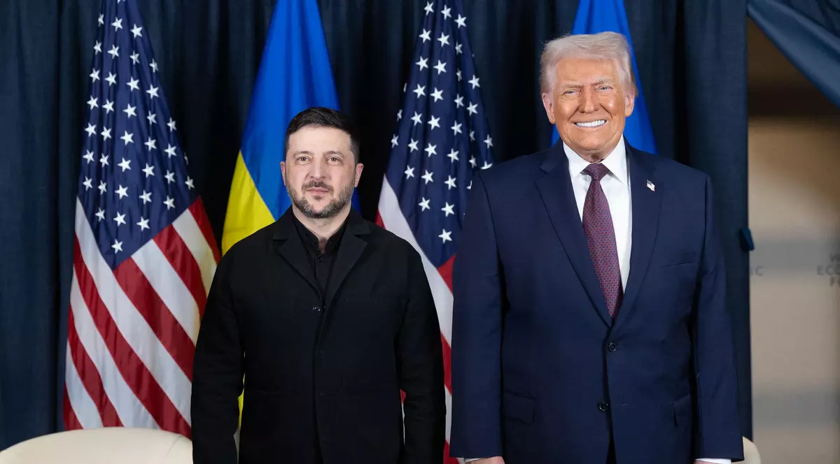 Președintele Ucrainei, Vladimir Zelenski si Donald trump, președintele SUA, sunt fotografiați umăr lângă umăr la Davos.