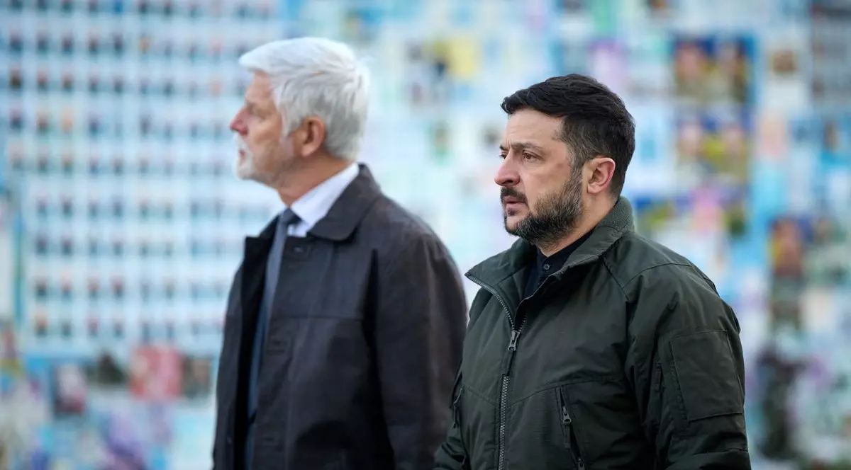 Volodimir Zelenski (dreapta) și omologul său ceh Petr Pavel, la un memorial al soldaților ucraineni căzuți pe front, la Kiev Foto: Profimedia