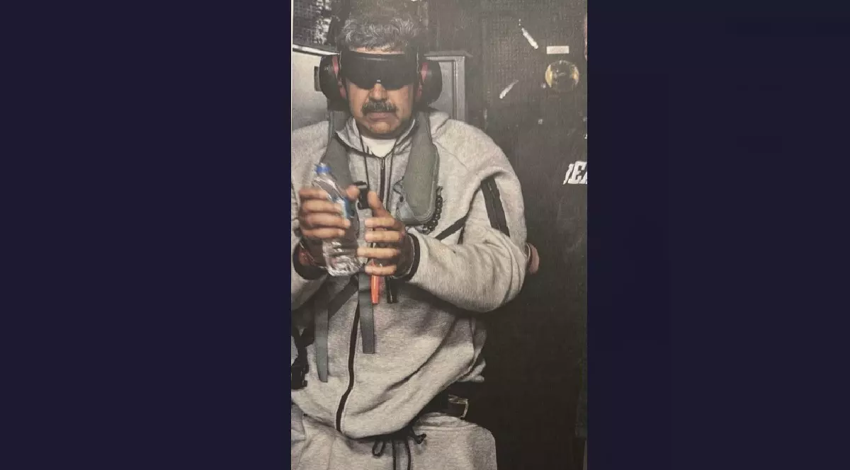 Nicolas Maduro, cu ochii acoperiți și încătușat, la bordul unui avion: fotografia postată de Donald Trump