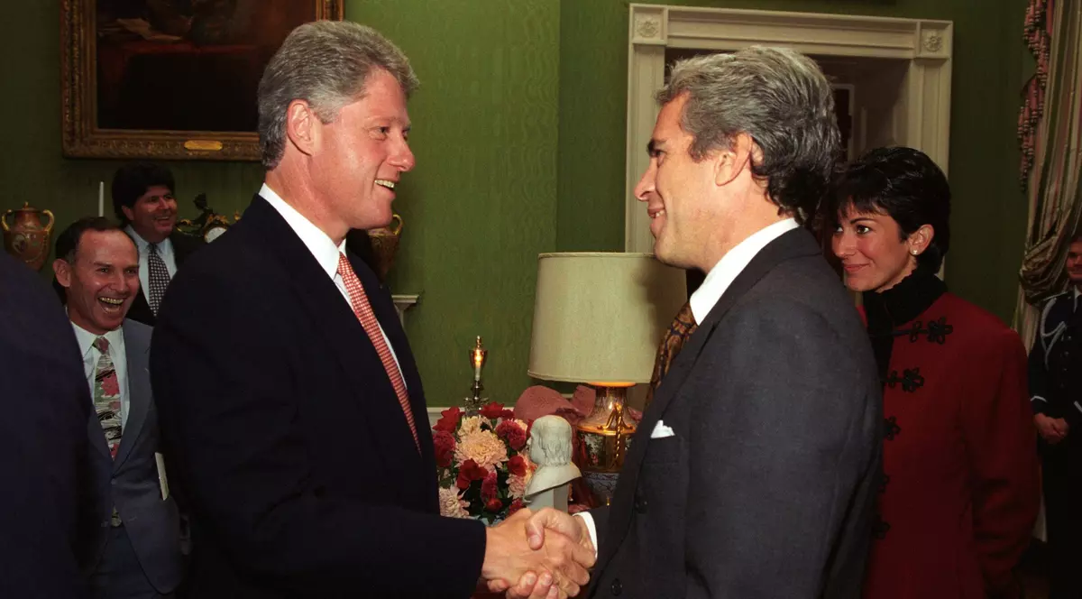 29 septembrie 1993 - Bill Clinton și Jeffrey Epstein dau mâna la un eveniment la Casa Albă. În poză apare și Ghislaine Maxwell, consideră o „complice” a lui Epstein Foto: Imago