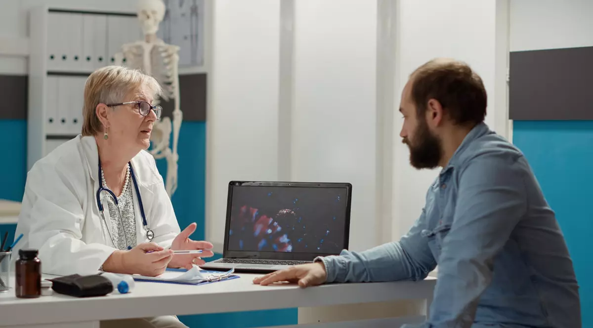 „Am primit analizele și m-am speriat”. Ce fac românii când nu înțeleg rezultatele medicale