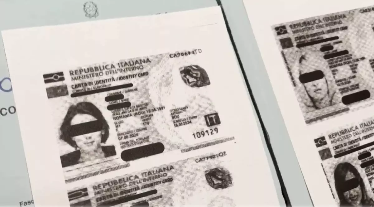 Captură video cu mai multe dosare cu fotografii a unor carti de identitate, se vad acete cu pozele unor femei cu banda neagra pe ochi si date de intentificare. Politia adescoperit 59 de maame generate cu AI si cu acte false care au prejudiciat statul cu 1.4 milioane de dolari
