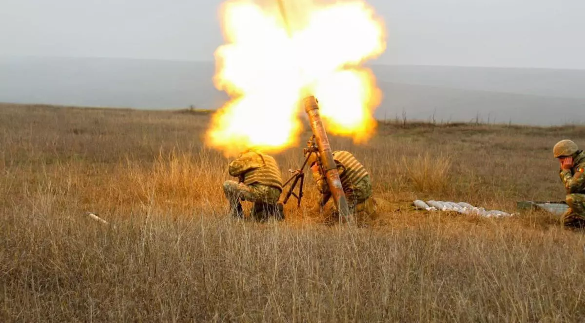 Infanteriști români trag cu un aruncător de grenade în timpul unui exercițiu, decembrie 2025