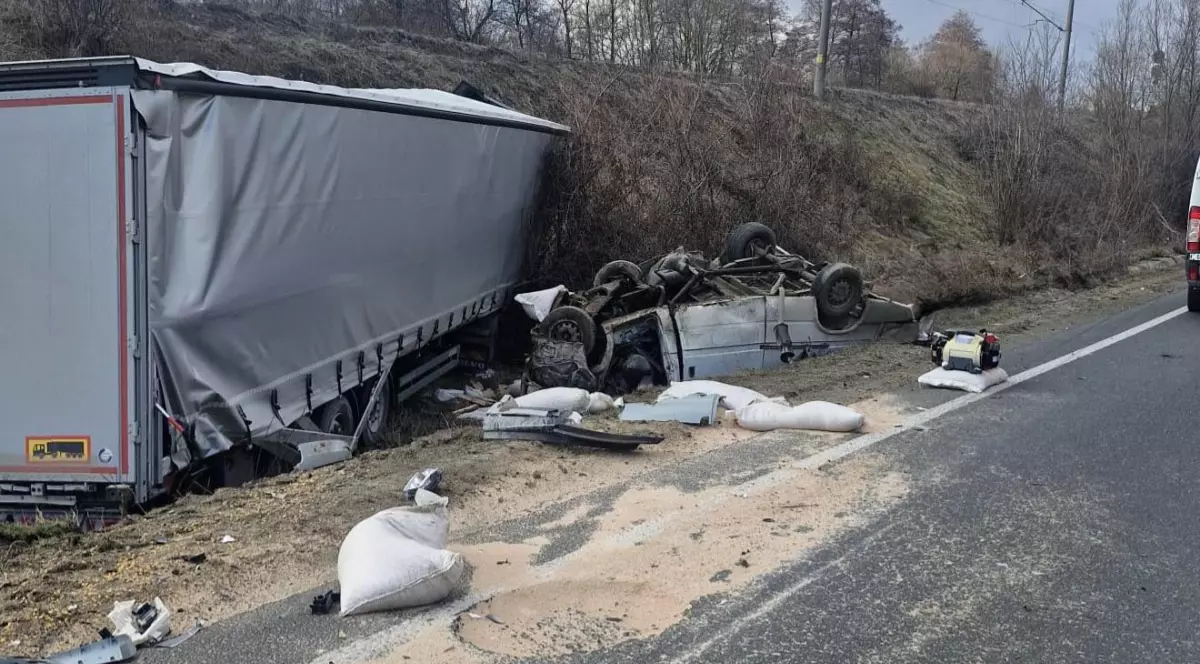 Un microbuz zdrobit și aruncat într-un șant de un TIR, autotrenul este lovit în partea din față, iar microbuzul este răsturnat și bușit complet