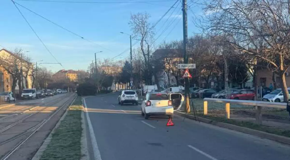 Accident lângă o trecere de pietoni. Persoane lovite de o masina în timp ce traversau regulamentar strada
