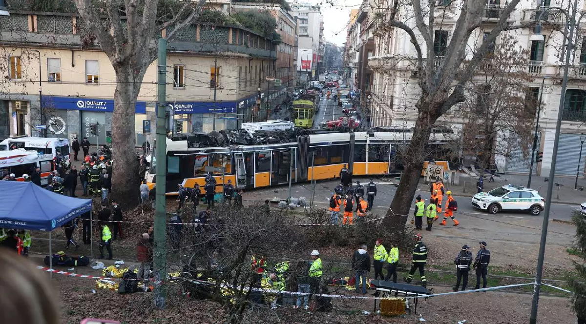 Serviciile de urgență, inclusiv mai multe ambulanțe și echipaje de pompieri, se grăbesc la fața locului după ce un tramvai de pe linia 9 din Milano a deraiat și s-a izbit într-un magazin de la parter de pe strada Vittorio Veneto.