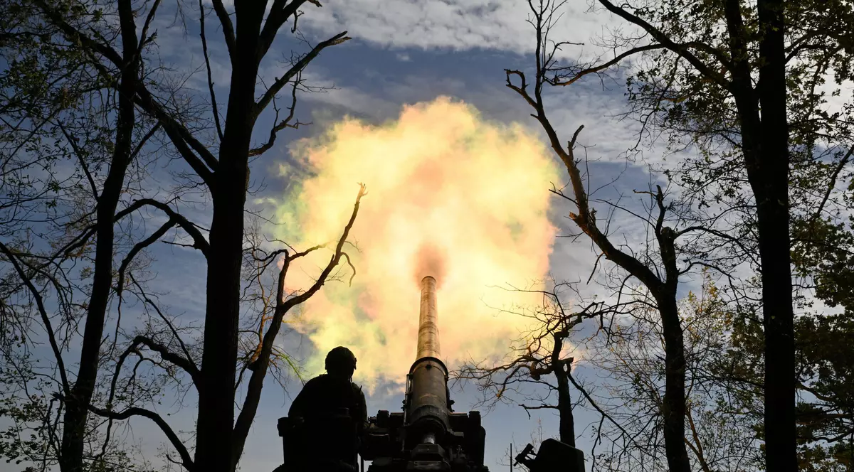 Soldații ucraineni din Brigada 43 Artilerie trag cu un tun autopropulsat 2S7 Pion către pozițiile rusești de pe linia frontului din regiunea Donețk, pe 27 septembrie 2024. Foto AFP