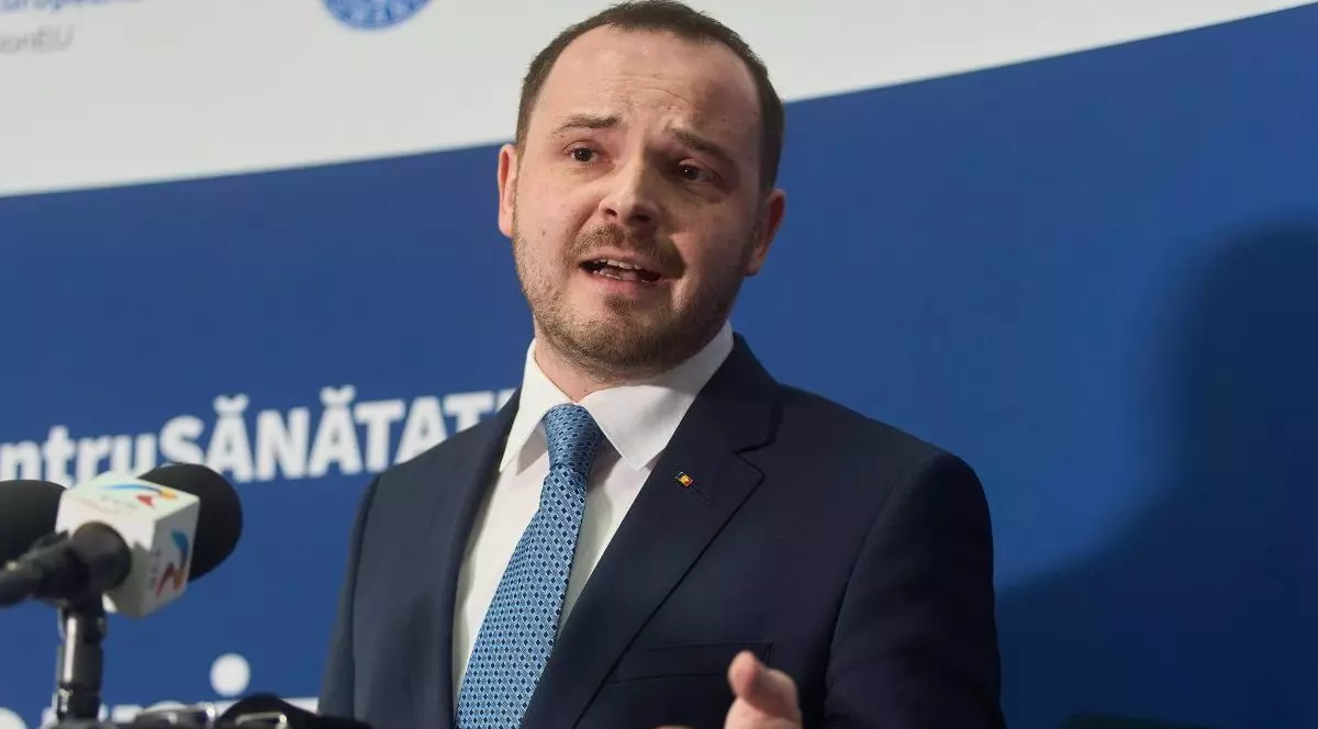 Alexandru Rogobete, ministrul Sănătății, în timp ce oferă declarații de presă