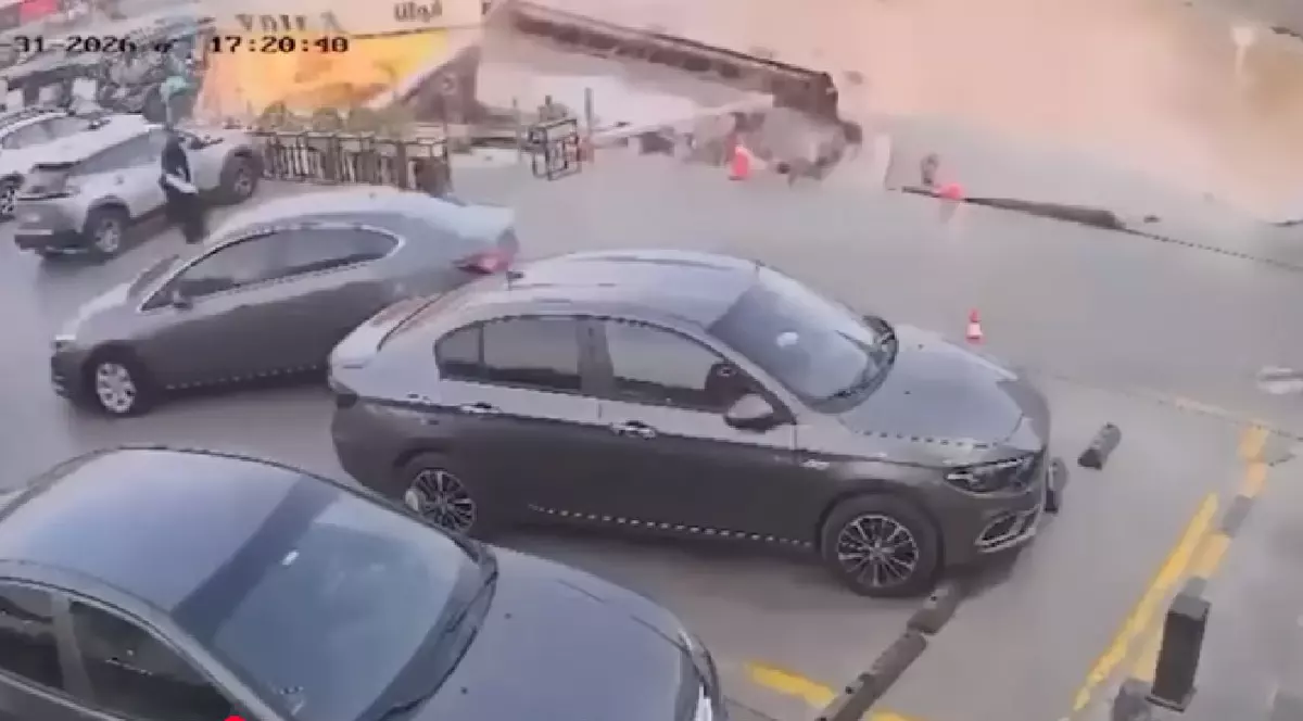 Momentul dramatic când o benzinărie este înghițită de un crater uriaș de 15 metri adâncime: „Apocalipsa la Cairo”