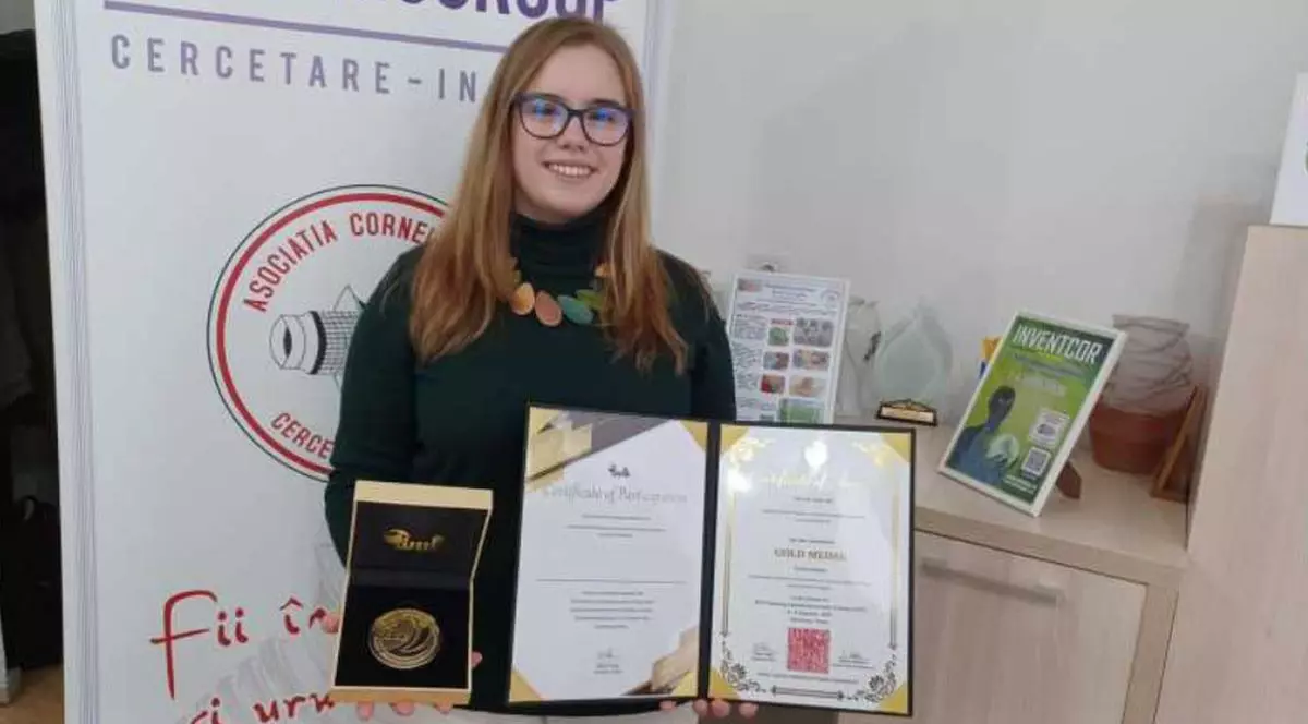 Ana-Maria Iordache, o elevă de 18 ani din Deva, a fost premiată cu medalie de aur la Salonul internațional de inventică KIDE din Taiwan și ține în mână mai multe diplome, 2026