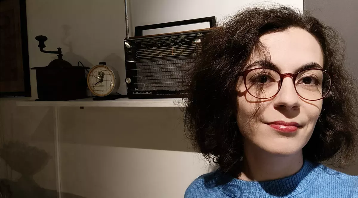 Portret cu Andreea Apostu lângă un aparat de radio vechi.