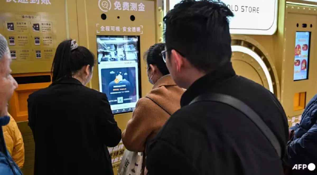 Chinezii stau la coadă să-și vândă bijuteriile moștenite la automatele din mall-uri