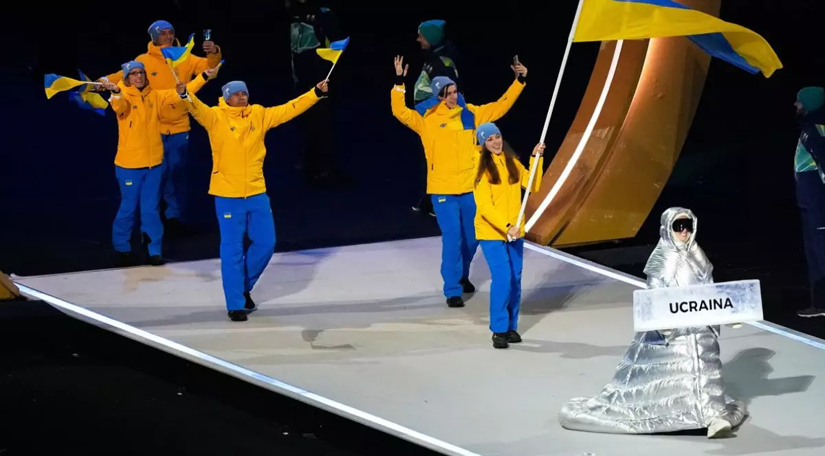 Anastasia Kucherova poartă pancarta în timp ce conduce sportivii din Ucraina la intrarea în arenă, în cadrul ceremoniei de deschidere a Jocurilor Olimpice de iarnă din 2026, la Milano, Italia, vineri, 6 februarie 2026.