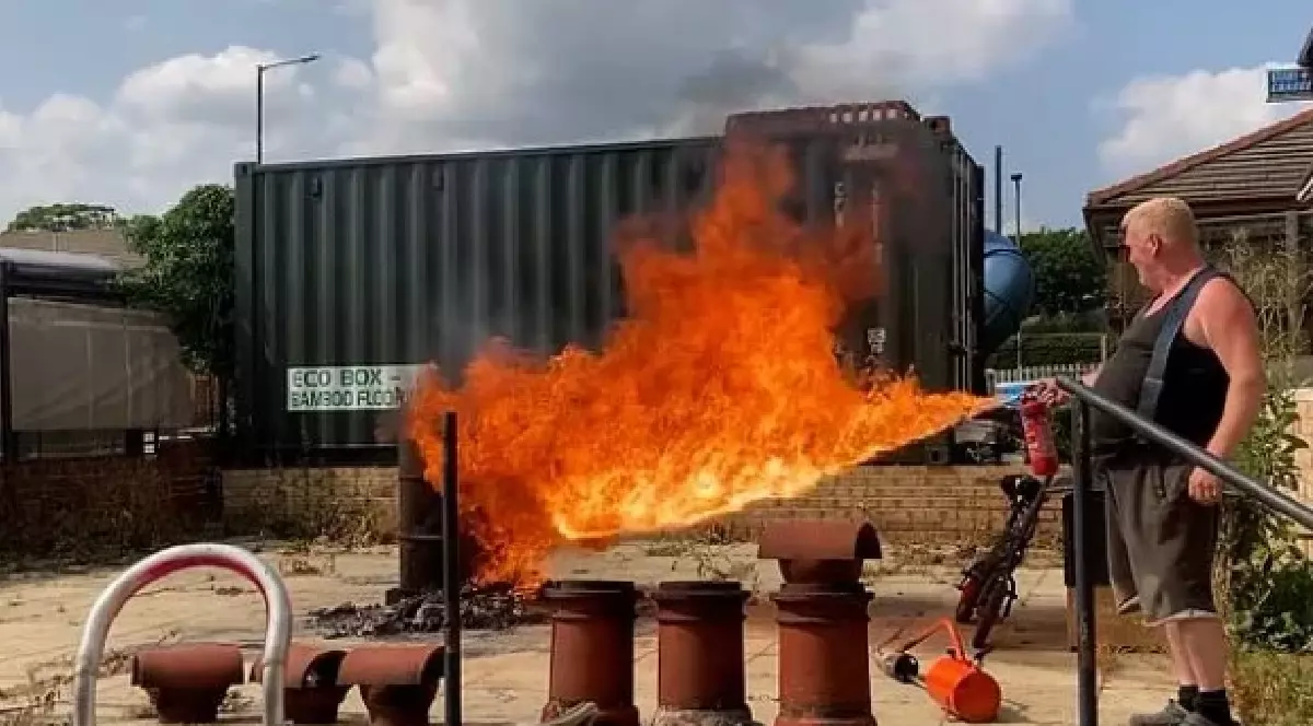 Un bărbat folosește un aruncător de flăcări